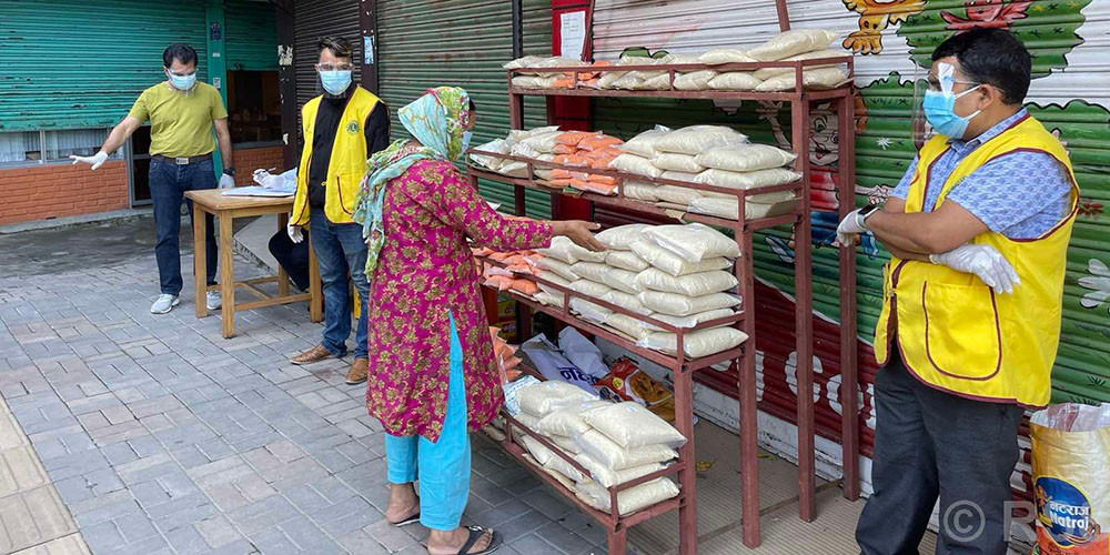 हुनेले दिएर जाऔँ, नहुनेले लिएर जाऔँ’